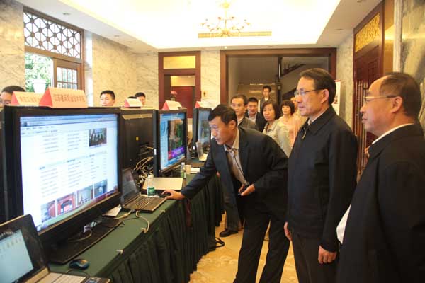袁德明主任在我校展台前向教育厅沈健厅长、杨湘宁副厅长汇报信息化建设成果